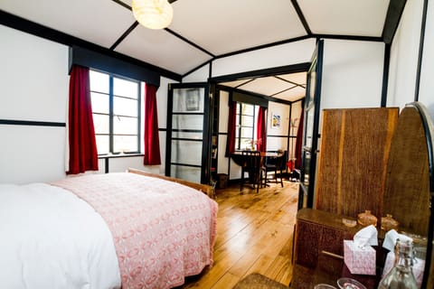 Suite, Garden View, Annex Building (Stirling Suite) | Egyptian cotton sheets, premium bedding, individually decorated