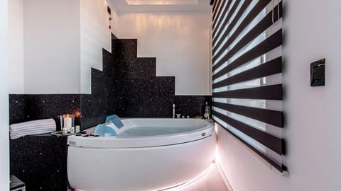 Panoramic Suite, Sea View | Free minibar, in-room safe, individually decorated