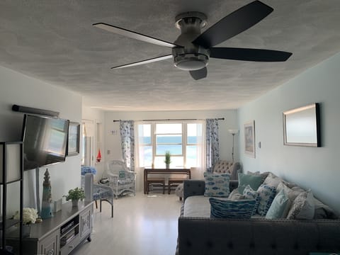 Bright and beautifully appointed living room with air conditioning & sea view. 
