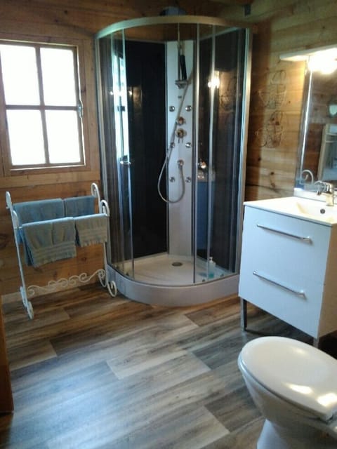 Chalet (Provencal) | Bathroom | Shower, hydromassage showerhead, eco-friendly toiletries, hair dryer