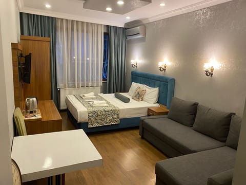Deluxe Triple Room | 1 bedroom, in-room safe, soundproofing, iron/ironing board