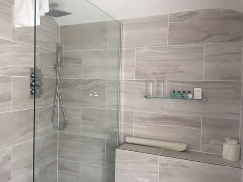 Twin Room | Bathroom | Towels