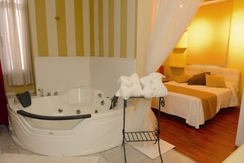 Suite ( 102 ) | Jetted tub