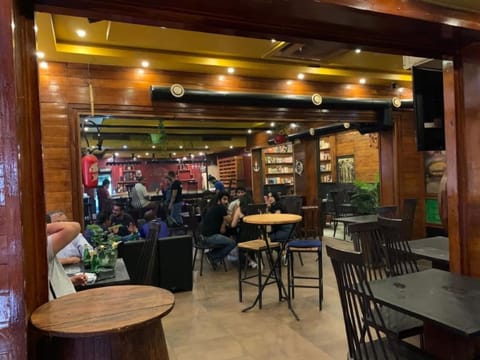 3 bars/lounges