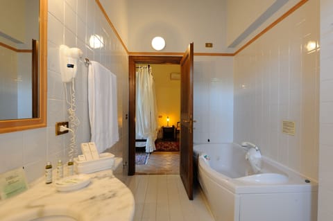 Junior Suite | Bathroom | Free toiletries, hair dryer, bidet, towels