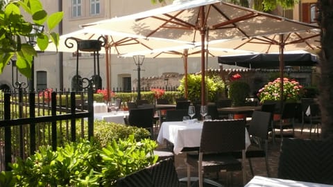 Breakfast, lunch, dinner served; Italian cuisine, alfresco dining 