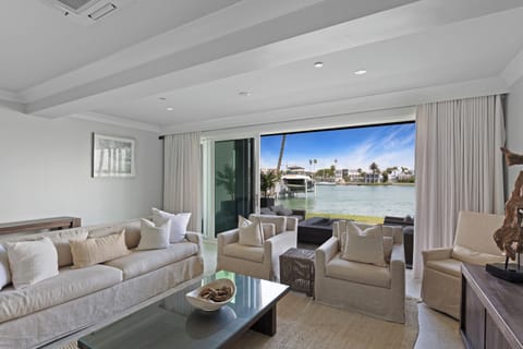 Indoor/Outdoor living on the water with fire pit 