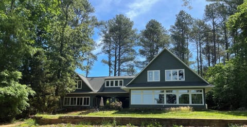 Numerous lake-facing windows help you enjoy the relaxing and stunning views 