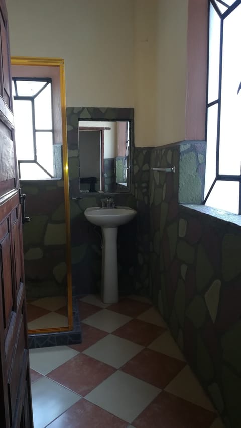 Double Room, 1 Queen Bed, Non Smoking | Bathroom | Shower, free toiletries, towels