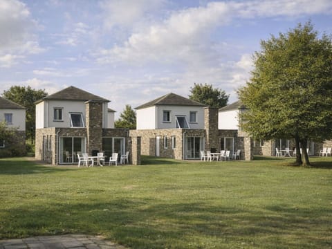 House, Home, Residential Area, Estate, Cottage, Lawn, Suburb, Landscaping, Garden, Farmhouse