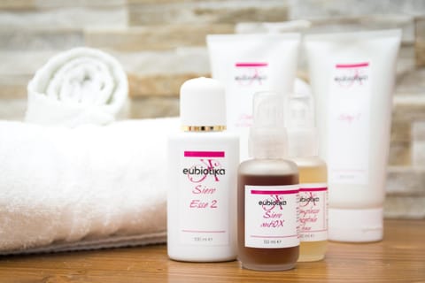 Shower, rainfall showerhead, free toiletries, bidet