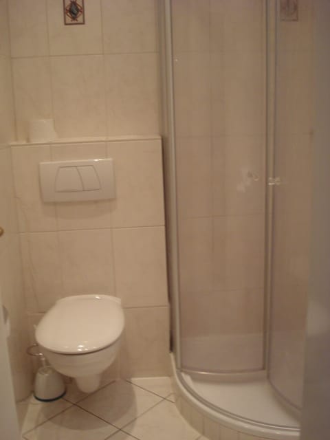 Shower, free toiletries, hair dryer