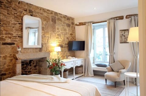 Deluxe Room | Living area | Flat-screen TV