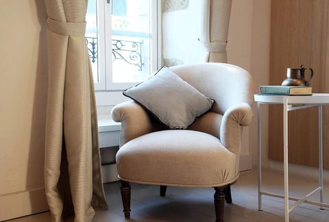 Deluxe Room | Living area | Flat-screen TV