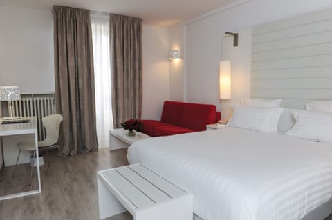 Deluxe Room | In-room safe, desk, soundproofing, iron/ironing board