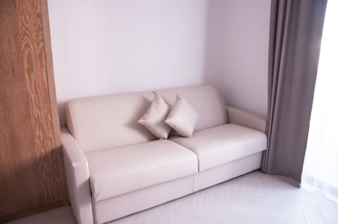 Classic Quadruple Room | In-room safe, desk, blackout drapes, soundproofing