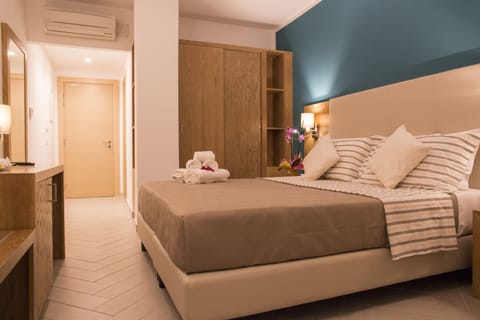 Classic Quadruple Room | In-room safe, desk, blackout drapes, soundproofing