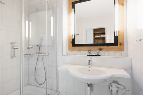 Comfort Apartment, 1 Bedroom | Bathroom | Shower, hair dryer, towels