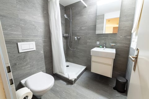 Double Room (Seesicht) | Bathroom | Free toiletries, hair dryer, towels
