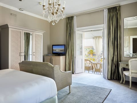 Luxury Room, 1 King Bed | Minibar, individually decorated, individually furnished, desk