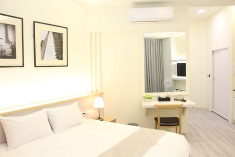 Classic Double Room | 1 bedroom, premium bedding, desk, soundproofing