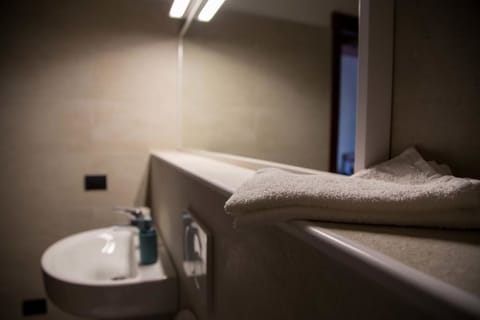 Triple Room | Bathroom | Shower, free toiletries, hair dryer, bidet