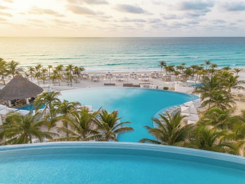 3 outdoor pools, pool umbrellas, sun loungers