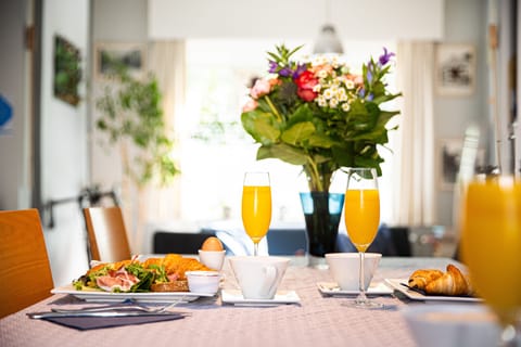 Daily continental breakfast (EUR 11.50 per person)