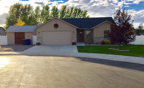 Cozy 1300 square foot home on large 1/4 acre in a quiet Culvisac 