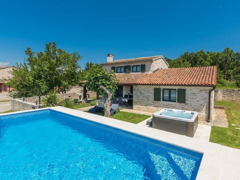 Water, Sky, Plant, Building, Property, Furniture, Swimming Pool, Blue, Window, Azure