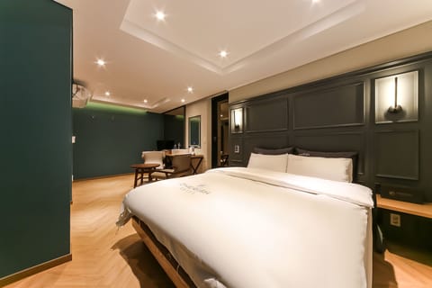 VIP | Desk, free WiFi, bed sheets