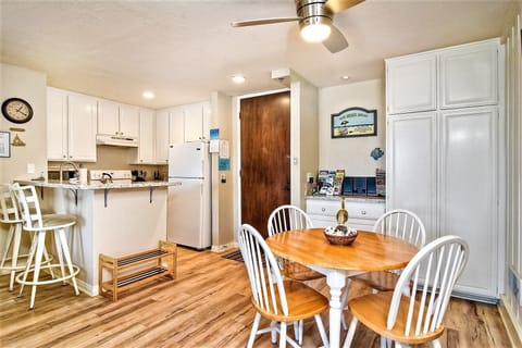 Dining for 4 plus 2 extra at the kitchen bar. We even have a baby high chair.