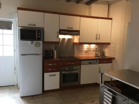 Porte d'entrée et cuisine