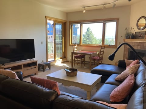 Open floor plan, new leather sectional with chaise, 60 inch TV, sunny with views
