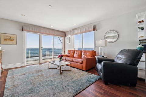 Corner unit with sea views forever!
