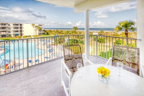 Balcony - Ocean view balcony features a table with seating for six and an electric grill for outdoor barbequing. Perfect spot to relax and unwind!