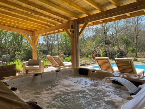 Outdoor spa tub