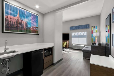 Studio, 1 King Bed, Accessible, Non Smoking | Premium bedding, down comforters, pillowtop beds, blackout drapes