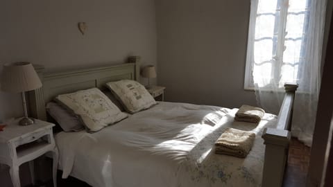 Ground floor bedroom with kingsize bed www.roquebrunproperty.com