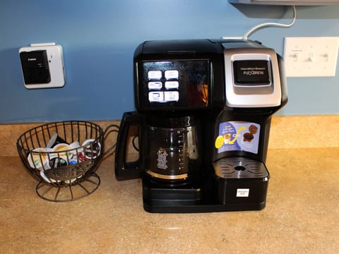 Coffee pot makes a full pot or single cup. Coffee pods are provided.