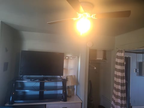 comcast blast wifi w extender. large smart tv. closet w vacuum & air purifier