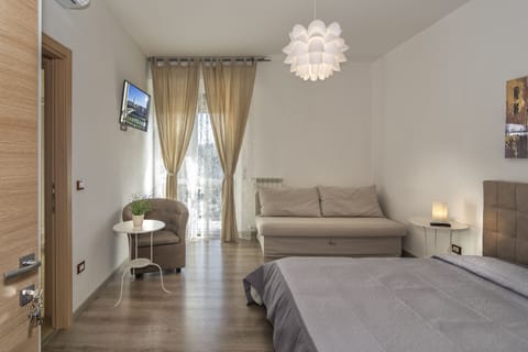 Triple Room | Blackout drapes, free WiFi, bed sheets