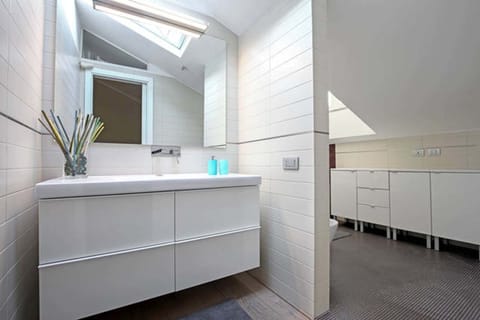 Comfort Suite, 2 Bedrooms | Bathroom | Combined shower/tub, free toiletries, bidet, towels