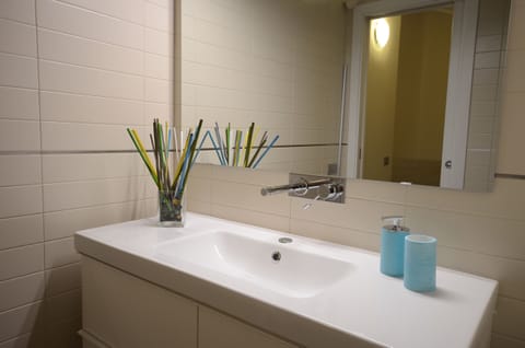 Comfort Suite, 2 Bedrooms | Bathroom | Combined shower/tub, free toiletries, bidet, towels