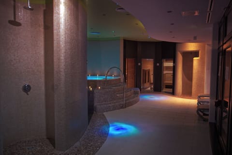 Indoor spa tub