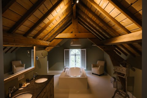 Deluxe Double Room, 1 King Bed (Victoire) | Bathroom | Free toiletries, hair dryer, bathrobes, slippers