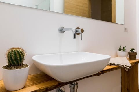 Shower, rainfall showerhead, free toiletries, hair dryer