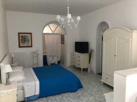 Suite, Balcony | In-room safe, desk, soundproofing, iron/ironing board