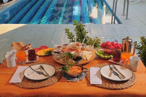 Deluxe Room | In-room dining