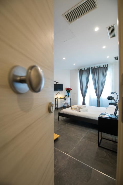 City Double Room, 1 Queen Bed | Individually decorated, individually furnished, desk, blackout drapes